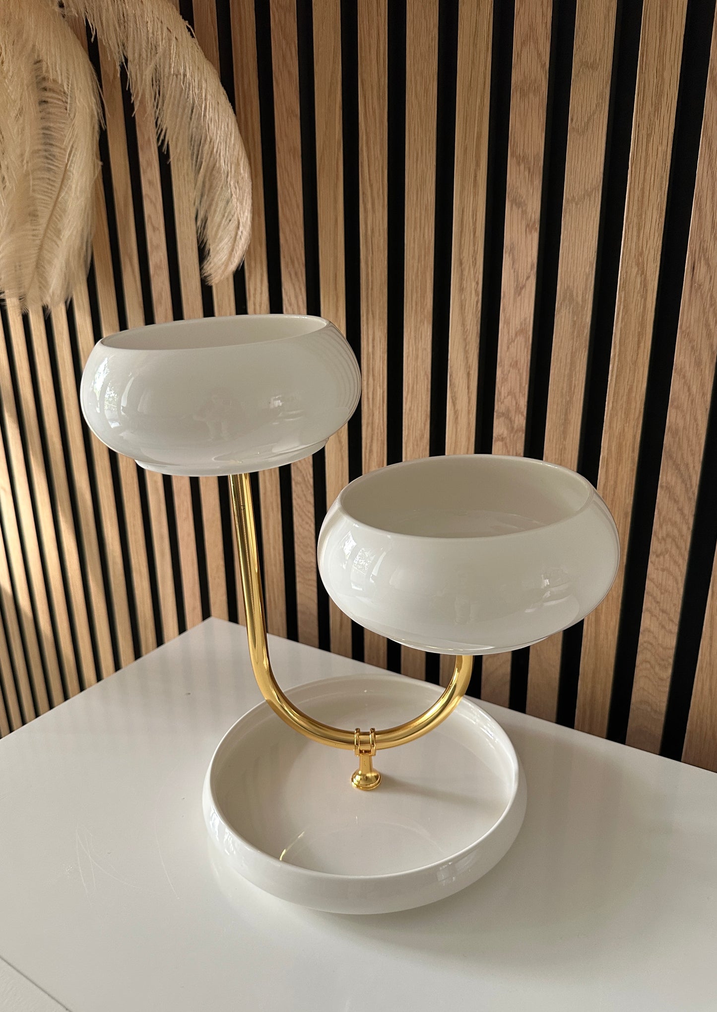 Moderne Chubby Etagere-3 Porzellanschalen mit goldenem Ständer