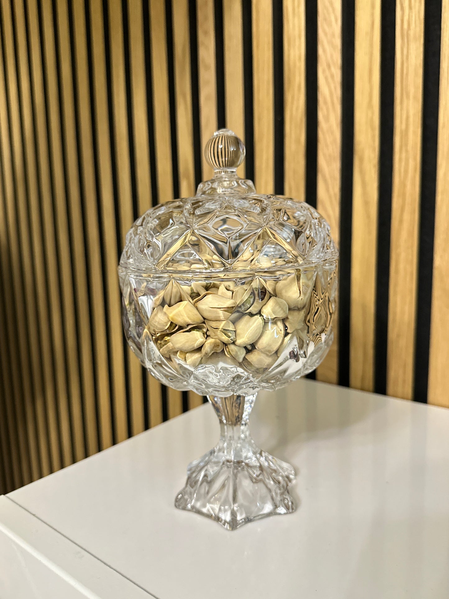 Glasdose mit Fuß & Deckel – Kristallstil