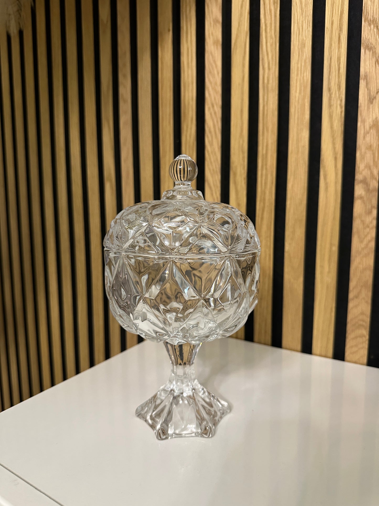Glasdose mit Fuß & Deckel – Kristallstil