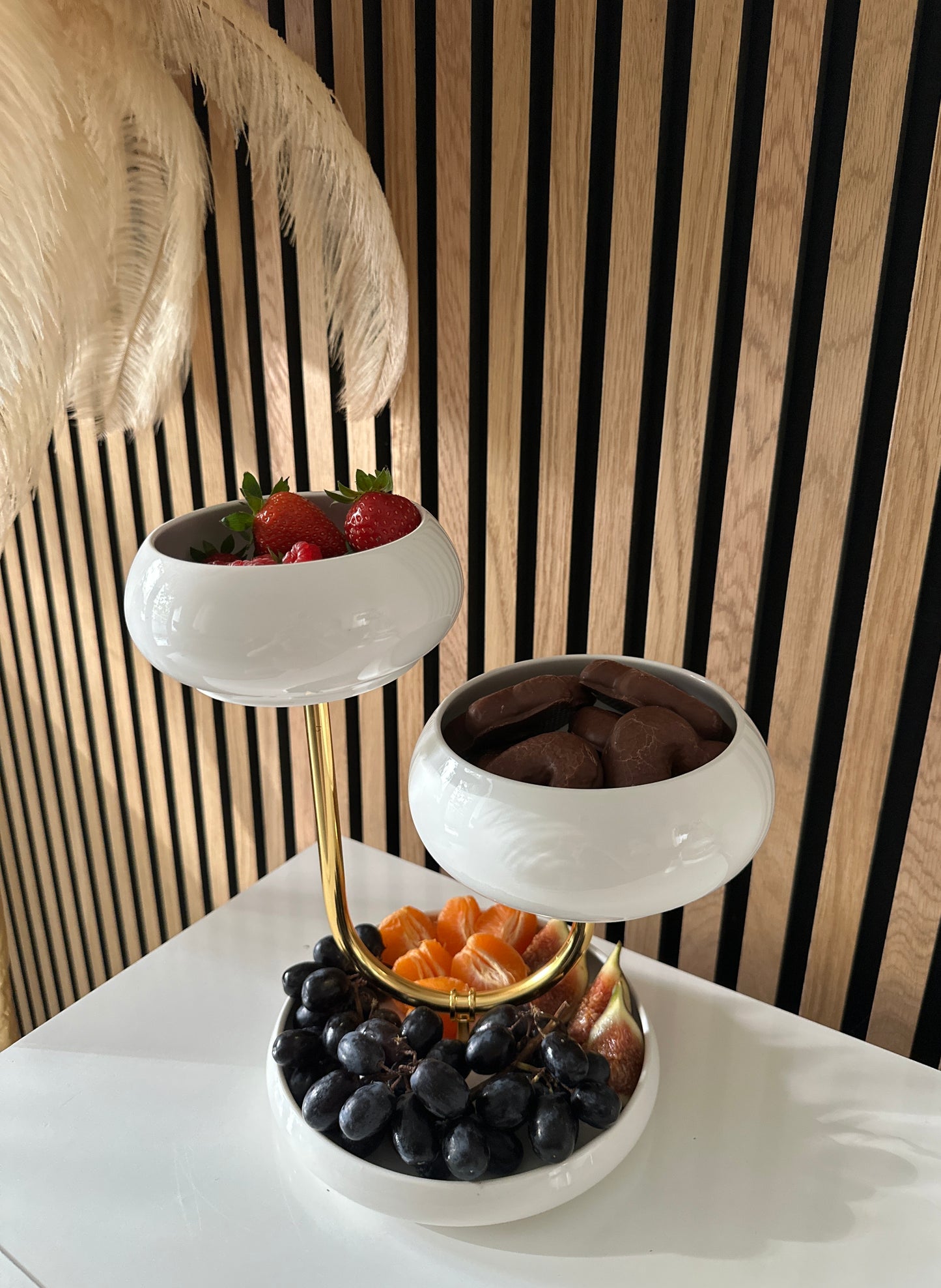 Moderne Chubby Etagere-3 Porzellanschalen mit goldenem Ständer